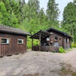 Halb überdachte Holzterrasse